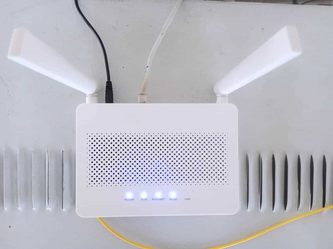 White home Wi-Fi router with two antennas and status lights