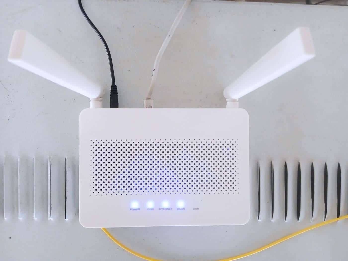 White home Wi-Fi router with two antennas and status lights